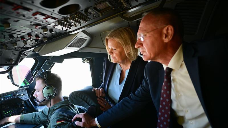 Faeser holt geplatzten Kurzbesuch in Syrien nach Beim ersten Mal wurde die Reise im letzten Moment abgesagt. Diesmal klappt es mit dem Besuch von Faeser und Karner in Damaskus. In Syrien gab es in der Zwischenzeit einen Wechsel im Amt des Innenministers.