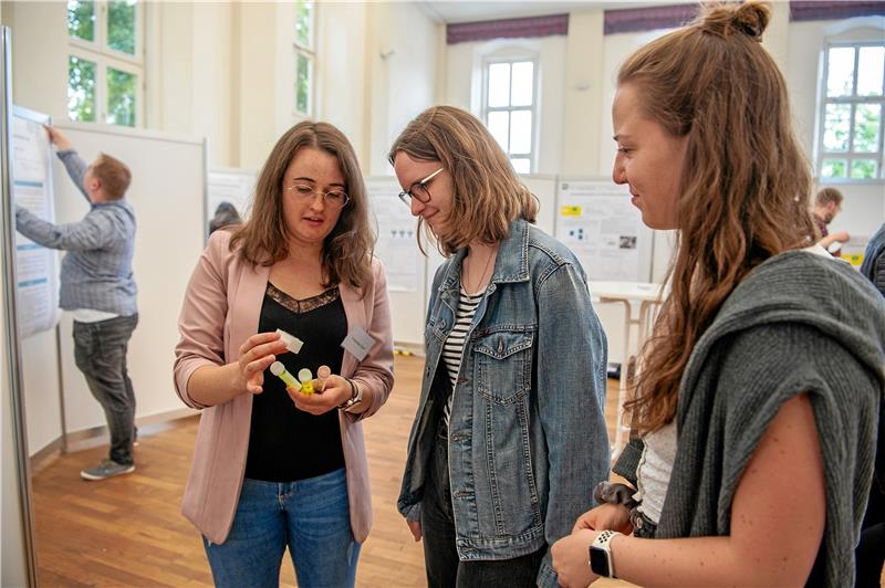 Schüler und Studenten entdecken TU Clausthal Beim ersten Studi-Science Day steht die Forschung an der TU Clausthal im Mittelpunkt. Im angeregten Austausch zu Forschungsprojekten und in Vorträgen konnten sich Studenten, Forscher und interessierte Schülerinnen und Schüler einen Überblick über die vielseitigen Themenfelder verschaffen. Foto: TU Clausthal