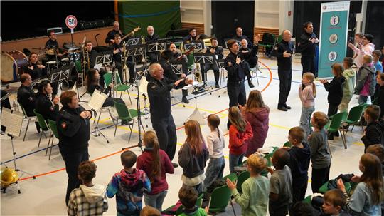 Beim finalen Auftritt unterstützen die Grundschüler das Polizeiorchester mit einer einstudierten Body-Percussion.