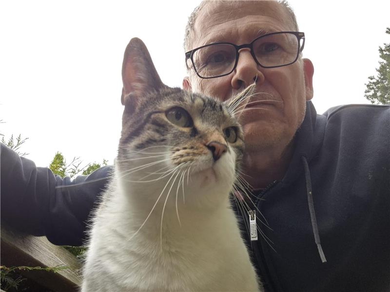 Beim gemeinsamen Spaziergang hat Herrchen Uwe Stiebeling auch Zeit für den einen oder anderen Schnappschuss.