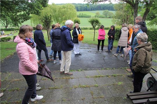 Beim geteerten Weg vom Eingang zur Leichenhalle kommt das Unkraut durch.  Fotos: Hohaus