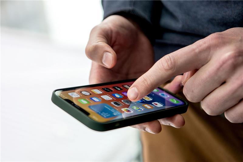 Französische Aufseher drohen Rückruf des iPhone 12 an Beim iPhone 12 soll der Grenzwert für unmittelbaren Körperkontakt - etwa in der Hand oder in der Hosentasche - überschritten worden sein.