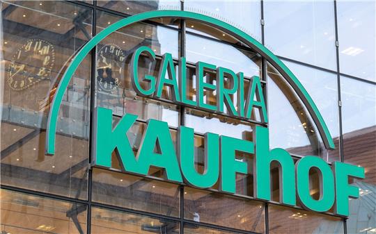 Beim insolventen Warenhauskonzern Galeria Karstadt Kaufhof sieht die Geschäftsführung keinen Spielraum für höhere Gehälter.