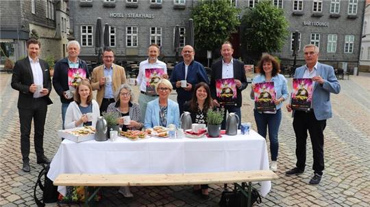Beim kleinen Dankeschönfrühstück für Partner und Sponsoren auf dem Marktplatz von links Sven Busse, Maik Herrmann, Levke Ermert, Holger Fricke, Jutta Schober, Timo Brucherseifer, Antje Röttcher, Thomas Karlstedt, Marina Vetter, Ralph Bogisch, Maren Zellmer und Meinhardt Fulst. Foto: Kaspert
