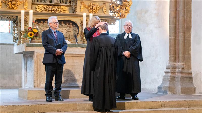 Beim offiziellen Abschiedsgottesdienst in der Frankberger Kirche wird Pfarrer Andreas Labuhn gesegnet. Hinten von links: Jörg Willenbockel, Leiter des Referates Spezialseelsorge und Beratung, Ulrike Brand-Seiß, Leiterin des Personalreferates der Landeskirche, und Dirk Glufke als stellvertretender und damit amtierender Propst.
