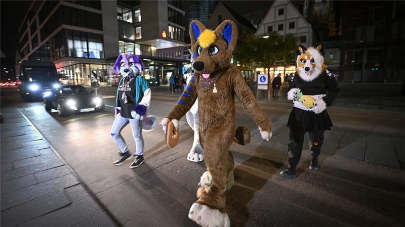 Beim sogenannten Suitwalk wollen die Furrys Farbe in den grauen Alltag der Menschen bringen. (Archivbild)