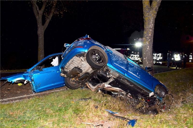 Gemeinde Liebenburg: Tödliche Unfälle auf den Straßen Beim tödlichen Unfall im November prallt das Fahrzeug mit einer solchen Wucht gegen einen Baum, dass es in Stücke gerissen wird. Foto: GZ-Archiv