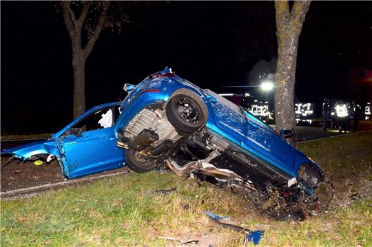 Beim tödlichen Unfall im November prallt das Fahrzeug mit einer solchen Wucht gegen einen Baum, dass es in Stücke gerissen wird. Foto: GZ-Archiv