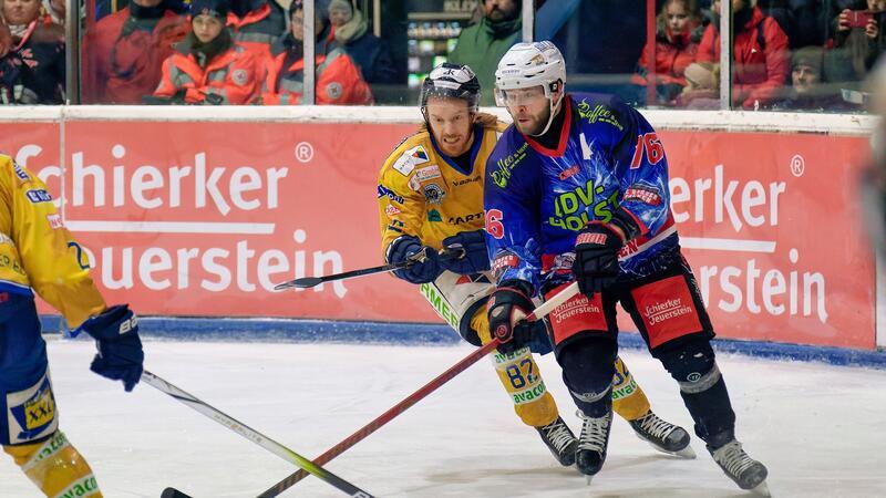 Beim vorigen Aufeinandertreffen im Wurmbergstadion liefern sich die Harzer Falken und der Adendorfer EC einen hochklassigen Schlagabtausch, hier Braunlages Verteidiger Patrick Franz (r.) gegen Jesper Ahlgren. Die Falken gewinnen 3:1.Foto: Drechsler