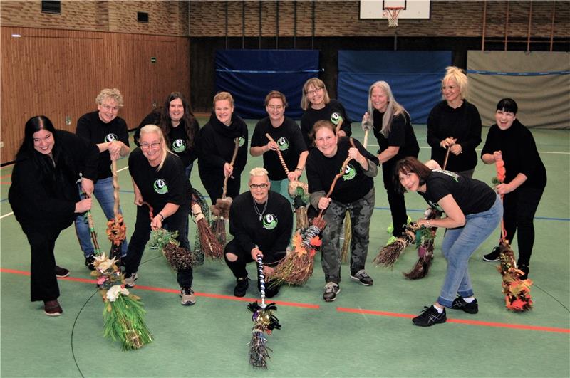 Beim wöchentlichen Training stimmen sich die Hexen auf die Dreharbeiten ein: (hinten v.li.) Katja Bongartz, Katja Alisch, Friederike Peters, Annette Habig, Andrea Peter, Annette Schlüter, Sabine Strocio, Andrea Kaminski, (vorn v.li.) Cassandra Vollmering, Antje Wedde, Tanja Lerchel, Nicola Schwebig-Bauerochse und Kornelia Drexler.  Fotos: Heinichen