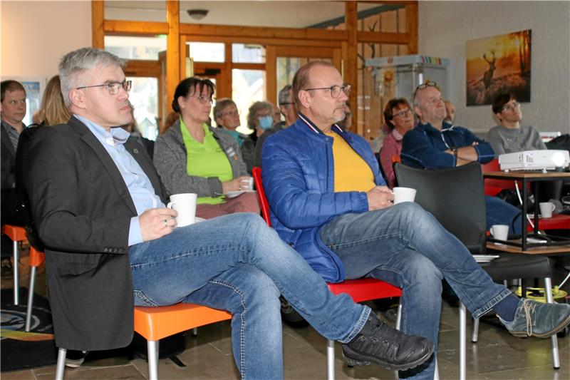 Beim zweiten Tourismus-Netzwerktreffen in Wildemann lauschen die Teilnehmer einem Vortrag zum Thema Energieversorgung.  Fotos: Knoke