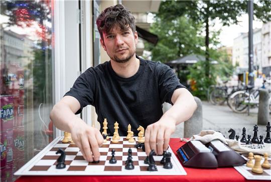 Beinahe täglich spielt Wolf Boese vor dem Späti mit fremden Menschen Schach.