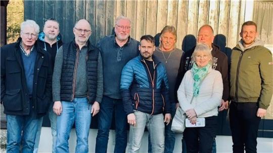 Beirat und Vorstand der Verkehrswacht Braunlage tagen und lassen sich vom Vorsitzenden Michael Krause (2.v.r.) und Geschäftsführer Alexander Krause (r.) das neue Vereinsheim in Zorge zeigen.