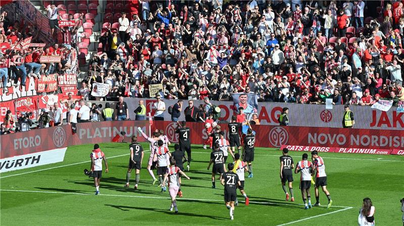 Bejubelten mit den Fans eine spektakuläre Aufholjagd: Die Profis des FC Bayern München.