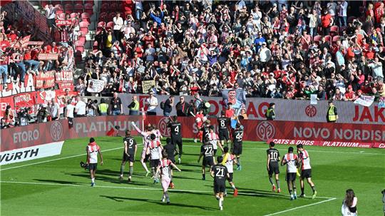 Bejubelten mit den Fans eine spektakuläre Aufholjagd: Die Profis des FC Bayern München.