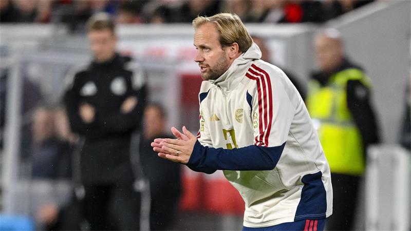 Bekam nach dem 3:1 in Freiburg eine Nachricht von seinem Chef Vincent Kompany: Bayerns Co-Trainer Aaron Danks.