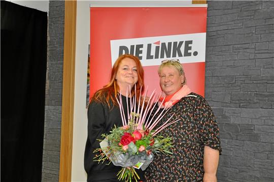 Bekannt aus der Elternarbeit an Schulen und seit November des Vorjahres im Kreistag: Mit Peggy Plettner-Voigt (li.) tritt erstmals eine Frau für die Goslarer Linken bei einer Landtagswahl an. Kreisvorsitzende Petra Stolzenburg gratuliert mit einem Blumenstrauß. Foto: Heine