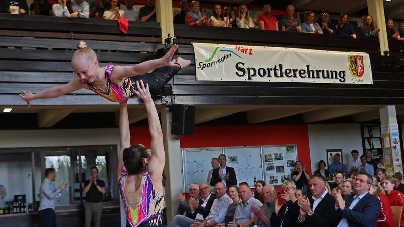Ein Abend für die Überflieger des Sports Bekommen großen Beifall im Rahmenprogramm der Sportlerehrung: Die Sportakrobatinnen Liana Bruch (oben) und Emilia Braham.