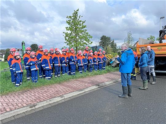 Bekommt die Jugendfeuerwehr – hier bei einer Baumpflanzenaktion im April – bald ein eigenes Feuerwehrhaus? Archivfoto: Schlegel