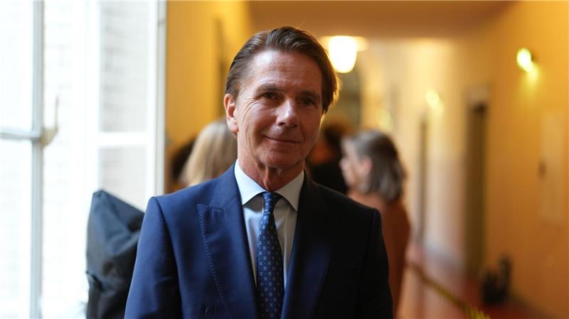 Block-Prozess: Ex-Mann schildert Angst vor Dauerüberwachung Béla Anda, Ex-Regierungssprecher und Block-Berater, darf nicht mehr als Zuschauer im Gerichtssaal sein - weil er auch als Zeuge geladen werden könnte.