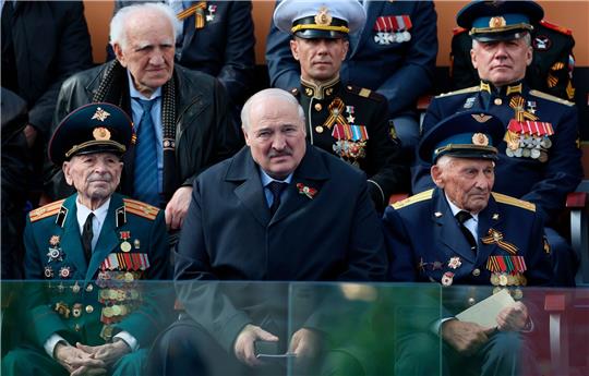 Belarus Machthaber Alexander Lukaschenko  verließ die Feierlichkeiten zum Tag des Sieges am 9. Mai in Moskau vorzeitig - und wirkte auffällig angeschlagen.