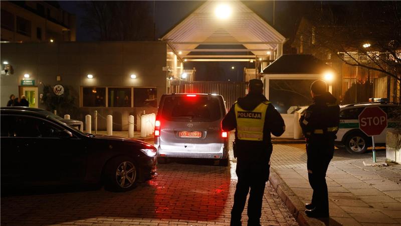 Lukaschenko lässt auf US-Druck 123 politische Gefangene frei Belarus hat sich mit der Freilassung von Gefangenen auch Zugeständnisse der USA, die Aufhebung von Sanktionen, erkauft.