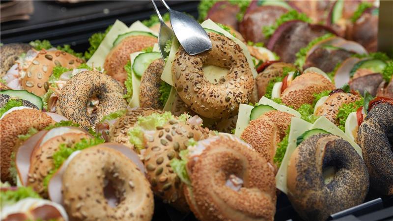 Belegte Brötchen in einer Bäckerei-Theke - manch einer, der schnell etwas essen möchte, greift hier zu. (Symbolbild)