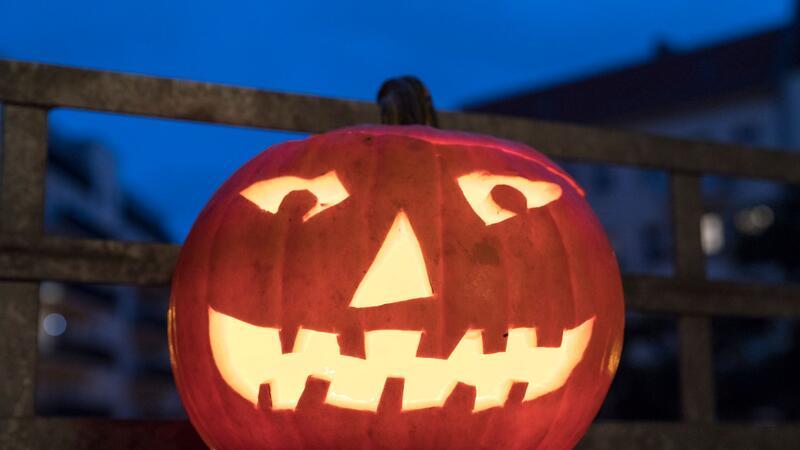 So einfach gelingt eine Herbst-Deko mit Kürbissen Beleuchtete Fratze: Geschnitzte Kürbisse sind bei Kindern an Halloween besonders beliebt.