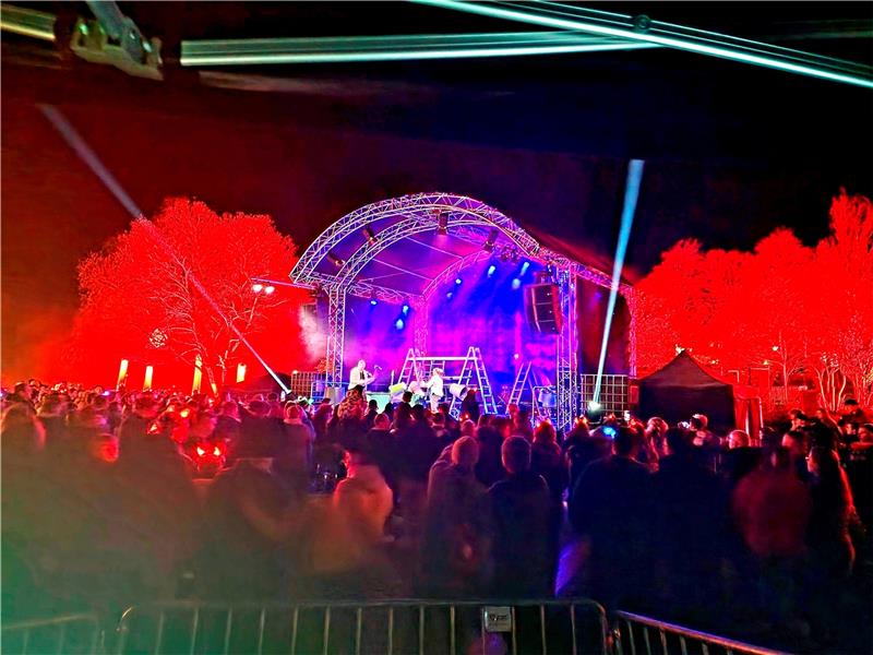 Schönes Fest mit Feuertanz Beleuchtung ist die halbe Miete – Tausende kamen und feierten in der verzauberten Kulisse. Rechts: Wenn das Brenngut nass ist, wird ein Walpurgisfeuer schon mal ungewollt mystisch. Foto: Sowa (5), Epping (1)