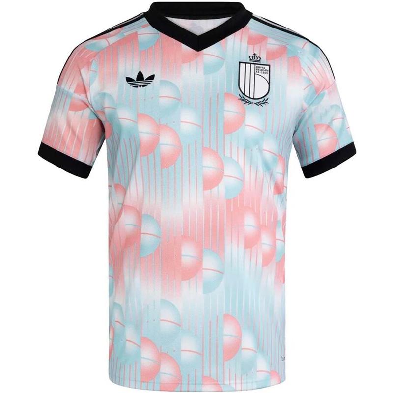 Das Auswärtstrikot der Belgier ist in rosa und hellbalu mit aufgedruckten Kugeln und schwarzem Kragen und schwarzen Ärmeln.