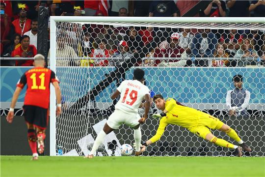 Belgiens Torwart Thibaut Courtois (r) hält den Strafstoß des Kanadiers Alphonso Davies (M/19).