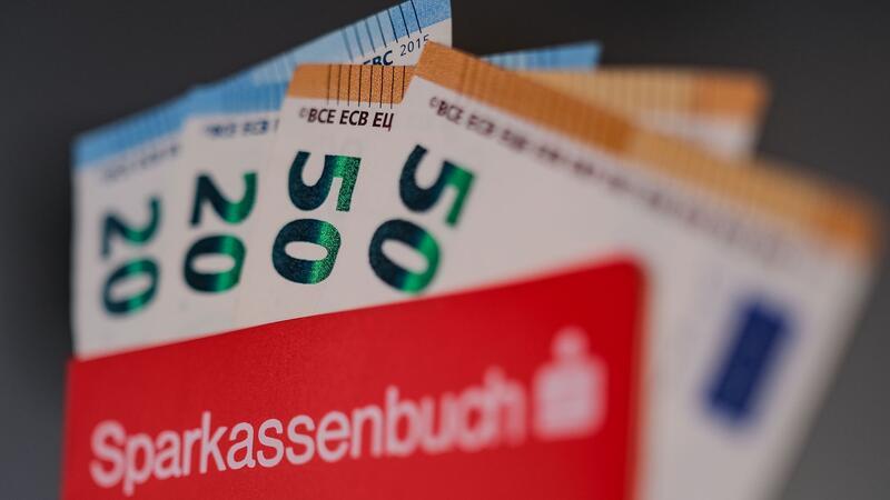 Die wichtigsten Formen der Geldanlage im Überblick Beliebt, aber unrentabel: Das Sparbuch wirft praktisch keine Zinsen ab.