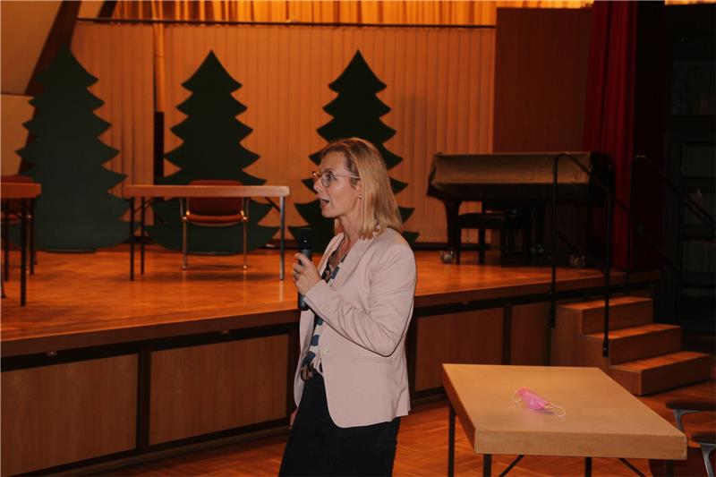 Belinda Bleibaum erklärt in der Sitzung die Planungen für die Promenade.