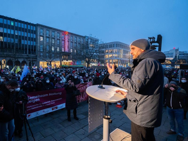 Hannovers Oberbürgermeister Belit Onay will in den Bundesparteirat der Grünen Belit Onay (Bündnis 90/Die Grünen) spricht bei einer Kundgebung. Foto: Julian Stratenschulte/dpa/Archivbild