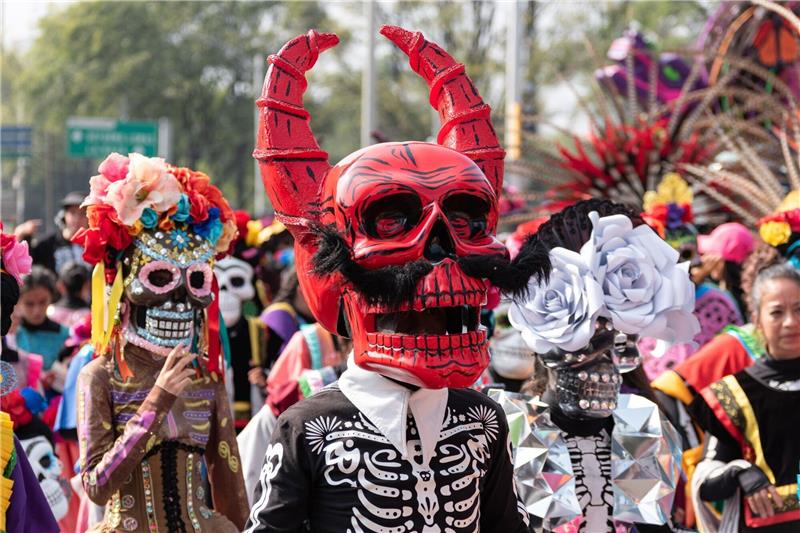 Mexiko feiert „Tag der Toten” Bemalte und verzierte Pappfiguren bei der Parade zum Tag der Toten in Mexiko-Stadt.