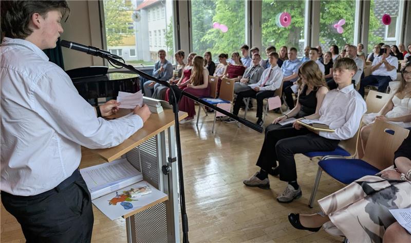 Oberschule Braunlage verabschiedet feierlich 28 Jugendliche Das Foto zeigt einen Jugendlichen am Rednerpult.