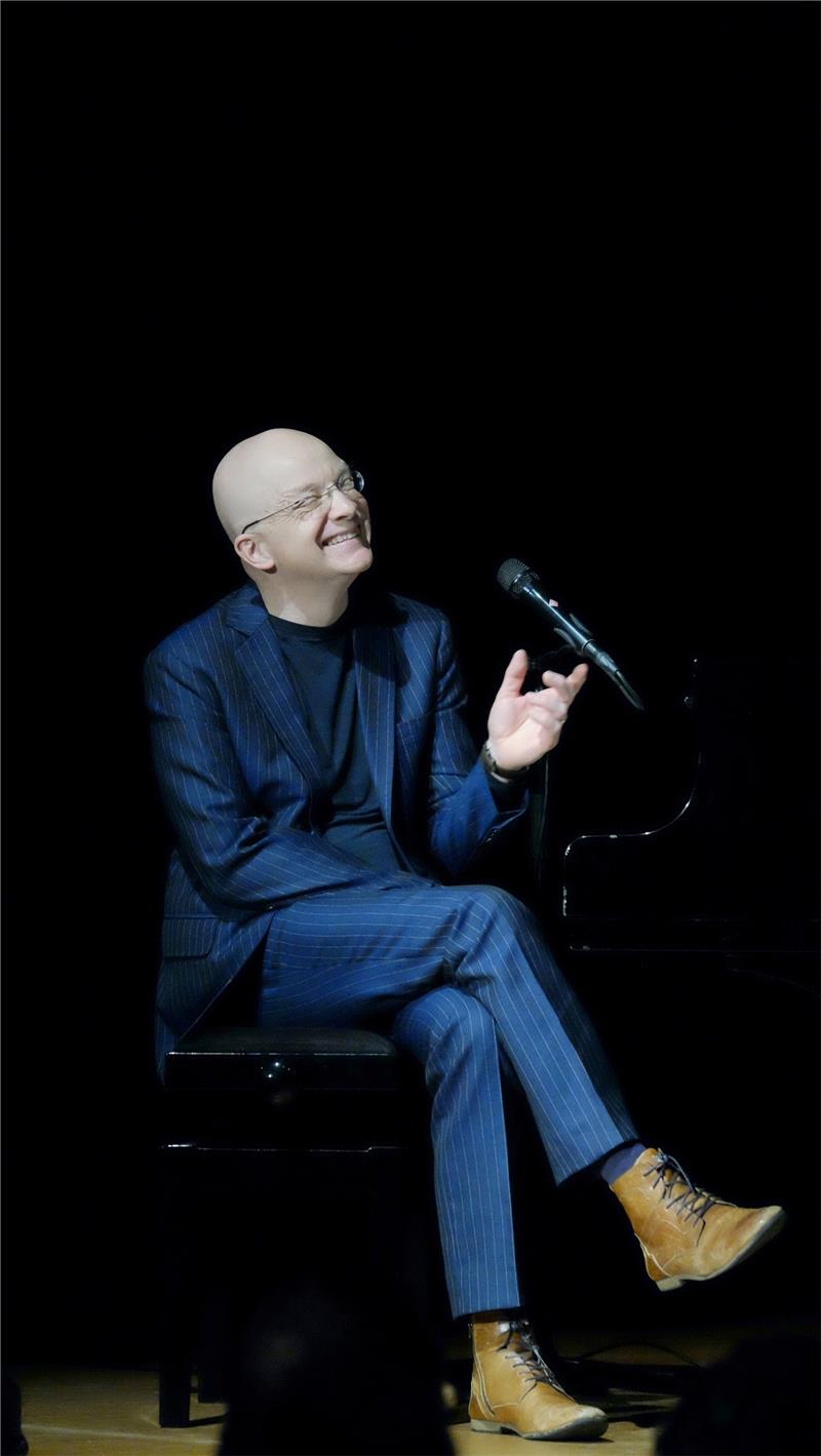 Ben Süverkrup ist am Piano der kongeniale Partner von Tina Teubner.