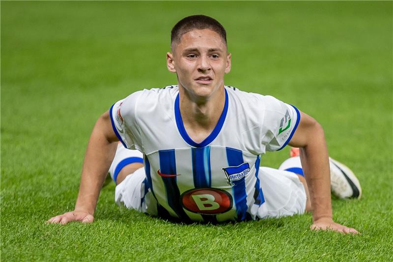 Hertha bestätigt: Bence Dardai wechselt zum VfL Wolfsburg Bence Dardai von Hertha BSC liegt enttäuscht auf dem Rasen.
