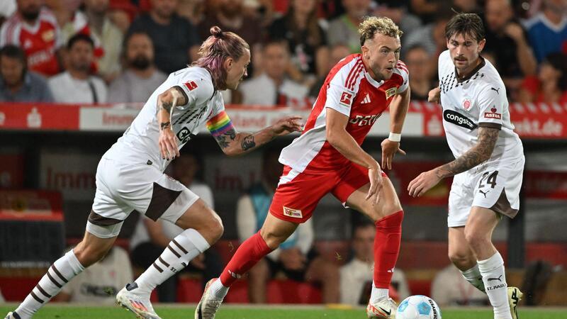 Auch ohne Gosens: Union macht St. Paulis Fehlstart perfekt Benedict Hollerbach (M) erzielte die Führung für Union.