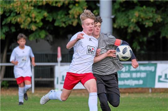 Benedikt Grell (li.), hier im Zweikampf mit einem Spieler der JSG Weper, bringt mit zwei Treffern innerhalb von wenigen Minuten die C-Junioren der JSG Schladen/Gielde auf die Siegerstraße. Foto: Drechsler