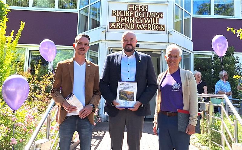 Benedikt Kappler von der Grotjahn-Stiftung, Abendfrieden-Leiter Martin Voges und Andreas Jensen als Vorstand des Kirchlichen Verein.