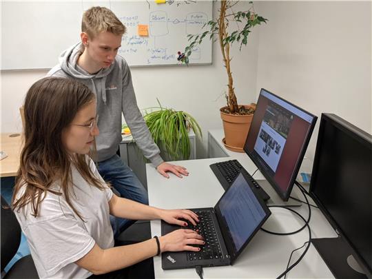 Benedikt Vidic und Franziska Hradilak analysieren Stärken und Schwächen des „aus den Fugen“ geratenen Bildarchivs der Bad-Harzburg-Stiftung und suchen im insgesamt siebenköpfigen Team nach neuen Lösungen. Foto: HPI