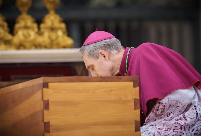 Gänswein küsst zum Abschied Benedikts Sarg Benedikts langjähriger Privatsekretär Georg Gänswein kniet am Sarg des verstorbenen emeritierten Papstes.