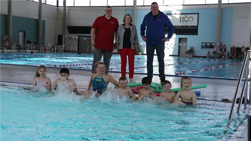 Goslarer Bürgerstiftung fördert Seepferdchen-Kurse im Aquantic Bengt Kreibohm (hintere Reihe, v.l.), Jutta Schober und Mike Erbrecht mit dem Seepferdchenkurs von Schwimmlehrerin Heike Pericie.