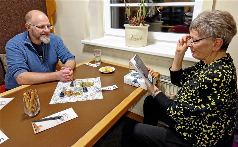 „Stunden des Glücks“ beim Clausthaler Book-Dating Benita Gritz findet Gefallen an den gruseligen Kurzgeschichten von Torsten Sträter, die Per Endemann mitgebracht hat. Foto: Knoke
