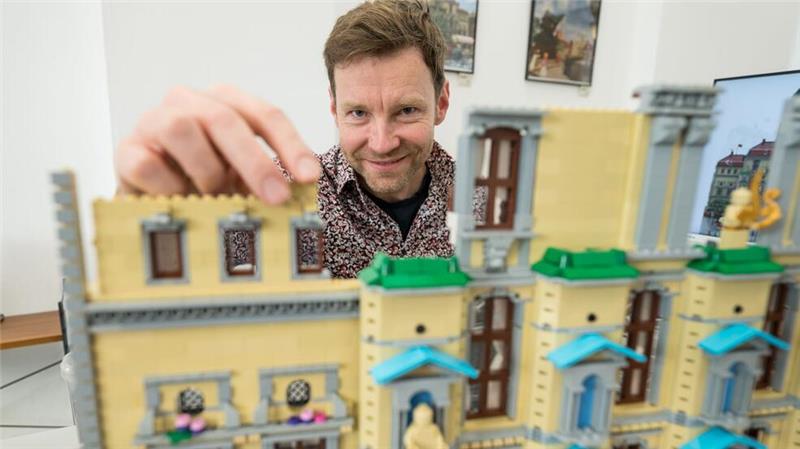 Lüneburger Rathaus in Lego - Künstler baut Heimatstadt Benjamin Albrecht baut seine Heimatstadt Lüneburg aus Legosteinen nach.