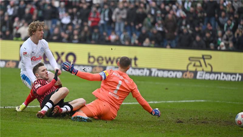 Benjamin Källman von Hannover 96 trifft zum 1:0 gegen Kiel.