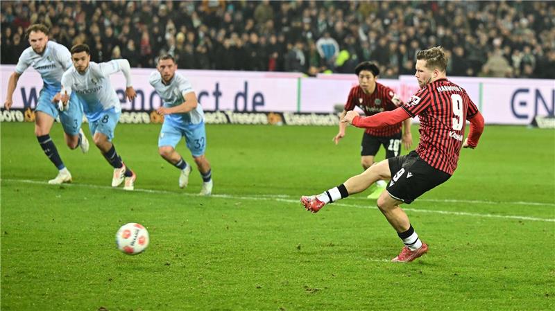 Letztes Heimspiel mit Mann? Hannover nur 0:0 gegen Bochum Benjamin Källman von Hannover 96 verschießt einen Foulelfmeter.