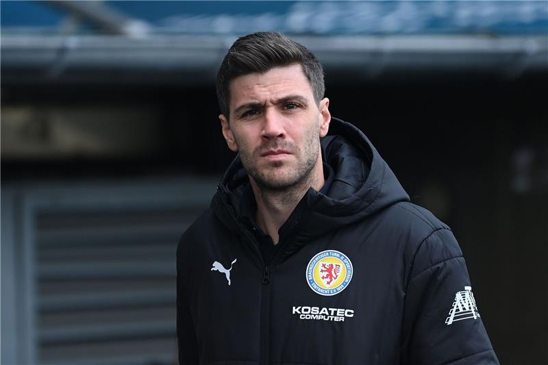Braunschweig-Sportchef: „Auf beide Szenarien vorbereitet” Benjamin Kessel, neuer Sportdirektor von Eintracht Braunschweig, ist vor dem Spiel im Stadion.
