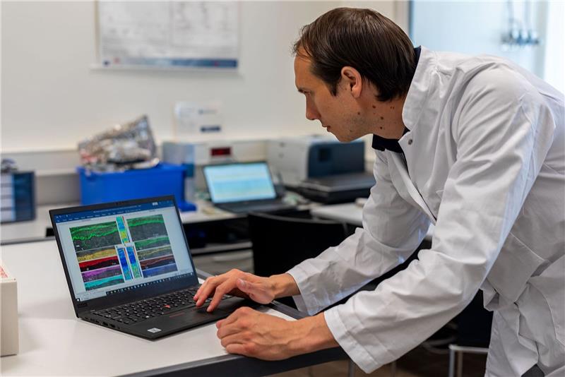 Benjamin Nettersheim, einer der Hauptautoren der Studie, untersucht ultra-hoch aufgelöste in-situ Verteilungen von chemischen Elementen und organischen Molekülen.